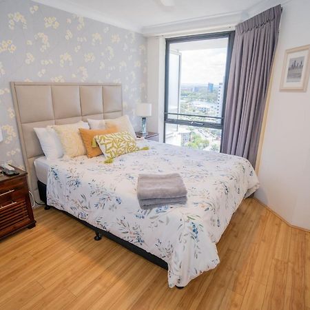 Large Surfers Paradise Apartment With Fantastic Views โกลด์โคสต์ ภายนอก รูปภาพ