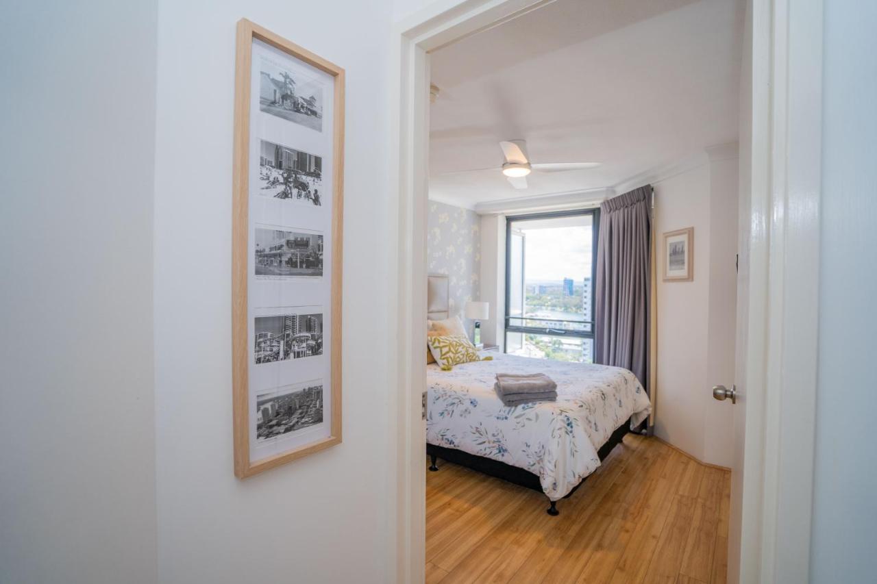 Large Surfers Paradise Apartment With Fantastic Views โกลด์โคสต์ ภายนอก รูปภาพ