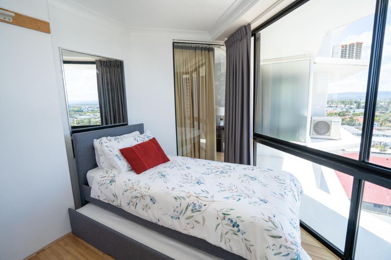 Large Surfers Paradise Apartment With Fantastic Views โกลด์โคสต์ ภายนอก รูปภาพ